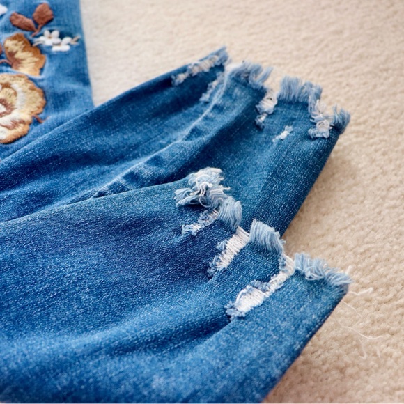Abercrombie & Fitch High-Rise Super Skinny Ankle Jean with Floral Embroidery - Picture 4 of 7
